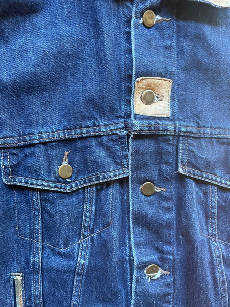 button detail